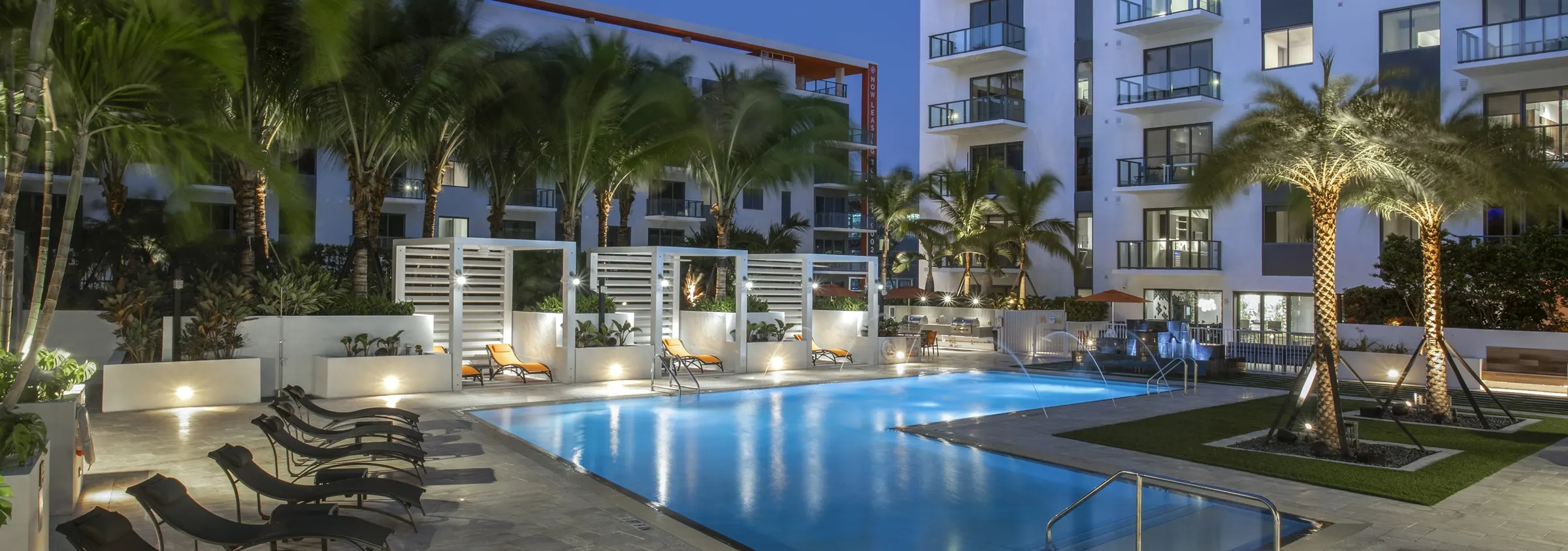 Vista Nocturna de la Piscina